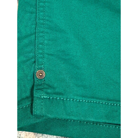 NWT Liz Claiborne Green Amber Shorts Sz. 6 Women Mid Rise Pull-on Stretchy - Picture 3 of 8